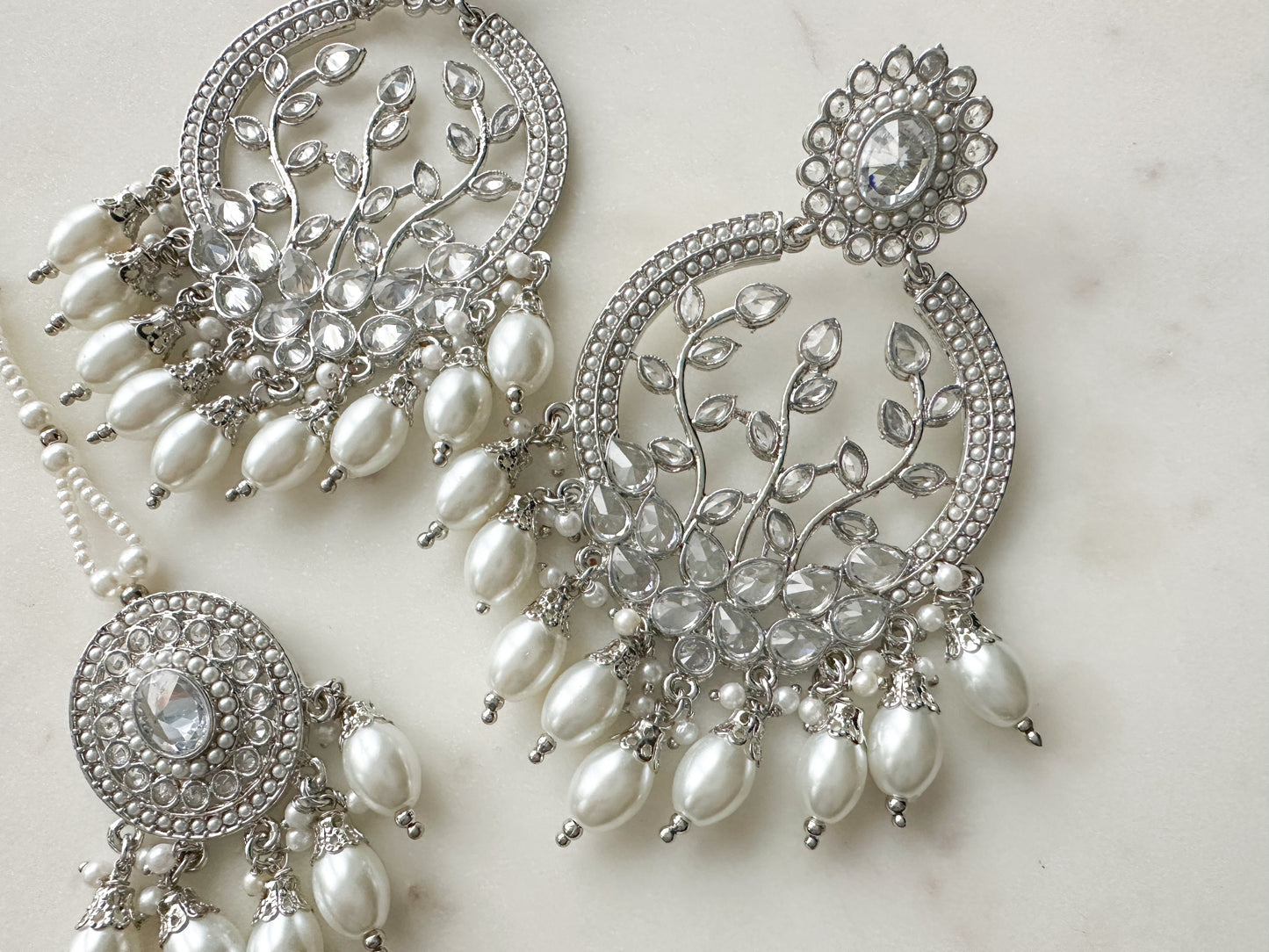 Diya- Exquisit leaf-cut earring tikka set (silver)