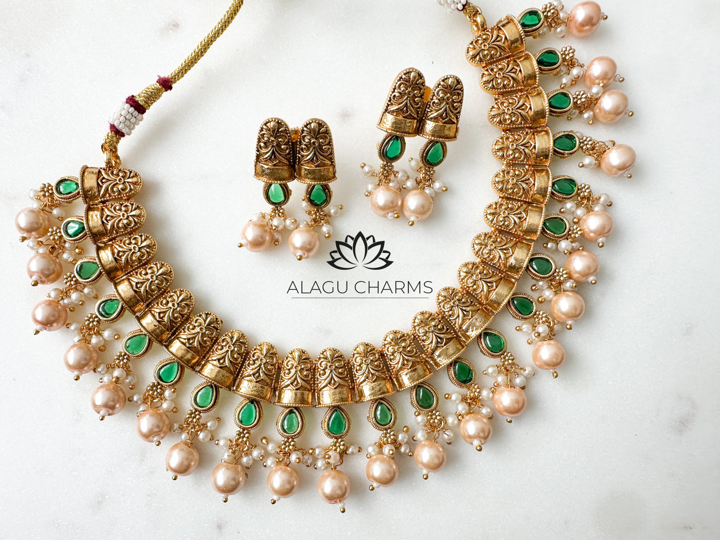 Antique Gold Indian jewellery in Germany
Matt gold necklace with earrings