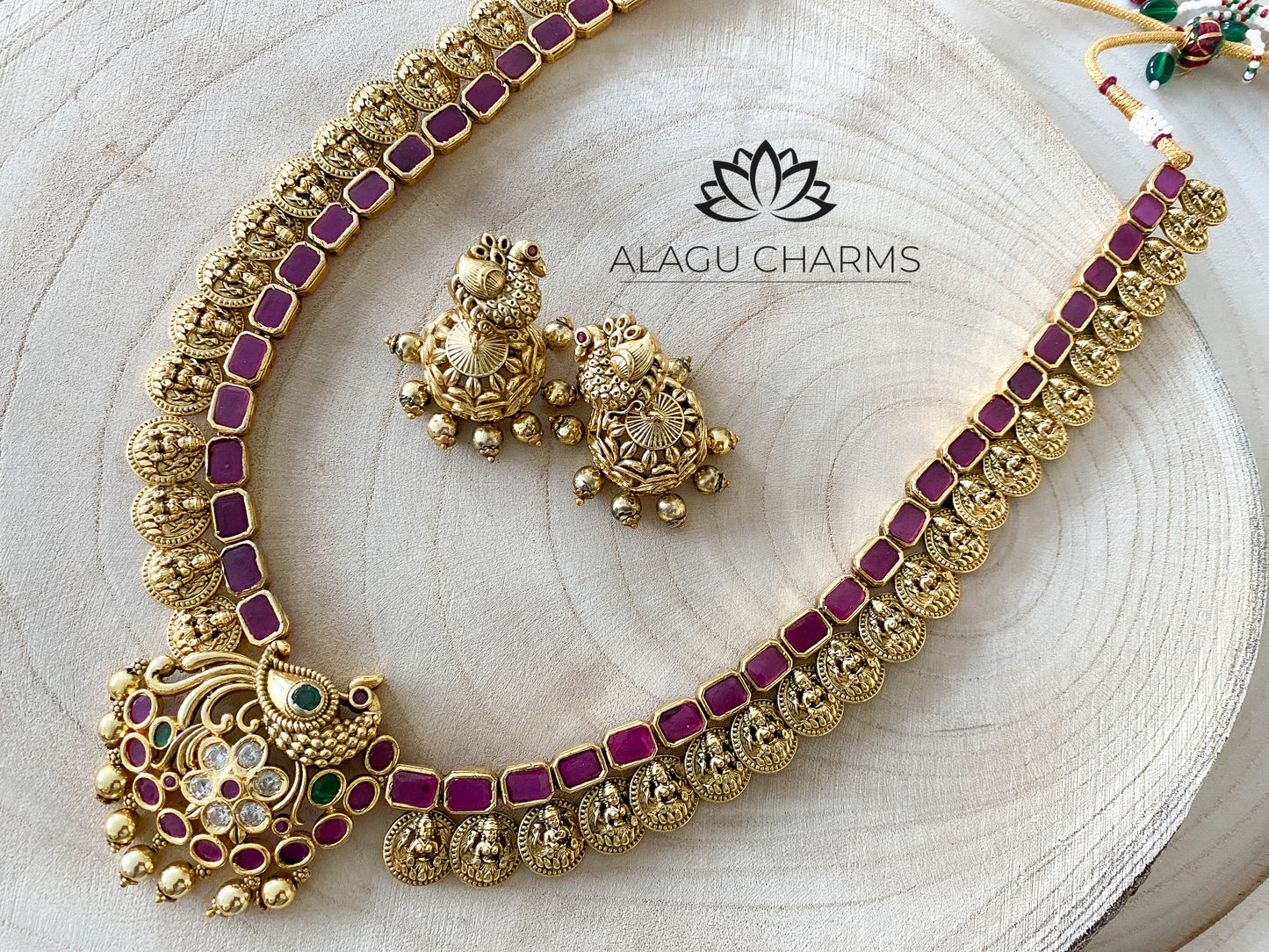 Antique Gold Indian jewellery in Germany
Peacock necklace set