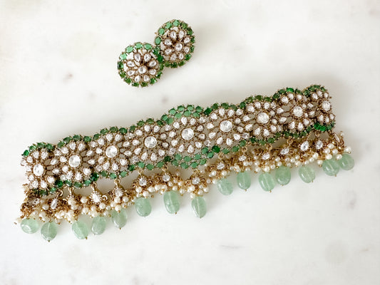 Choker with green details