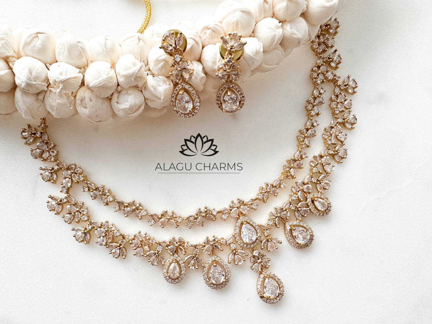 Elegant necklace set with clear stones