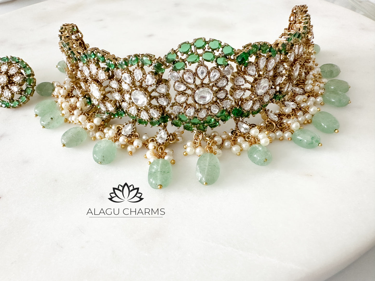 Choker with green details
