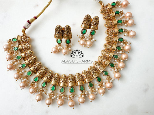 Antique Gold Indian jewellery in Germany 
Matt gold necklace with earrings 