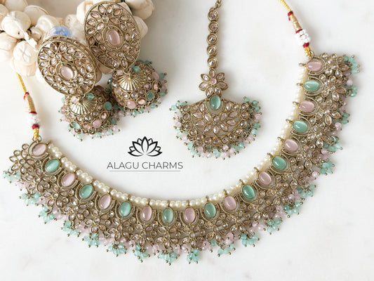 Delicate gold-tone polki necklace and earring set, embellished with uncut Polki stones and mint-green bead accents, arranged in an intricate traditional design. Indian Polki jewellery Germany. Punjabi polka jewellery