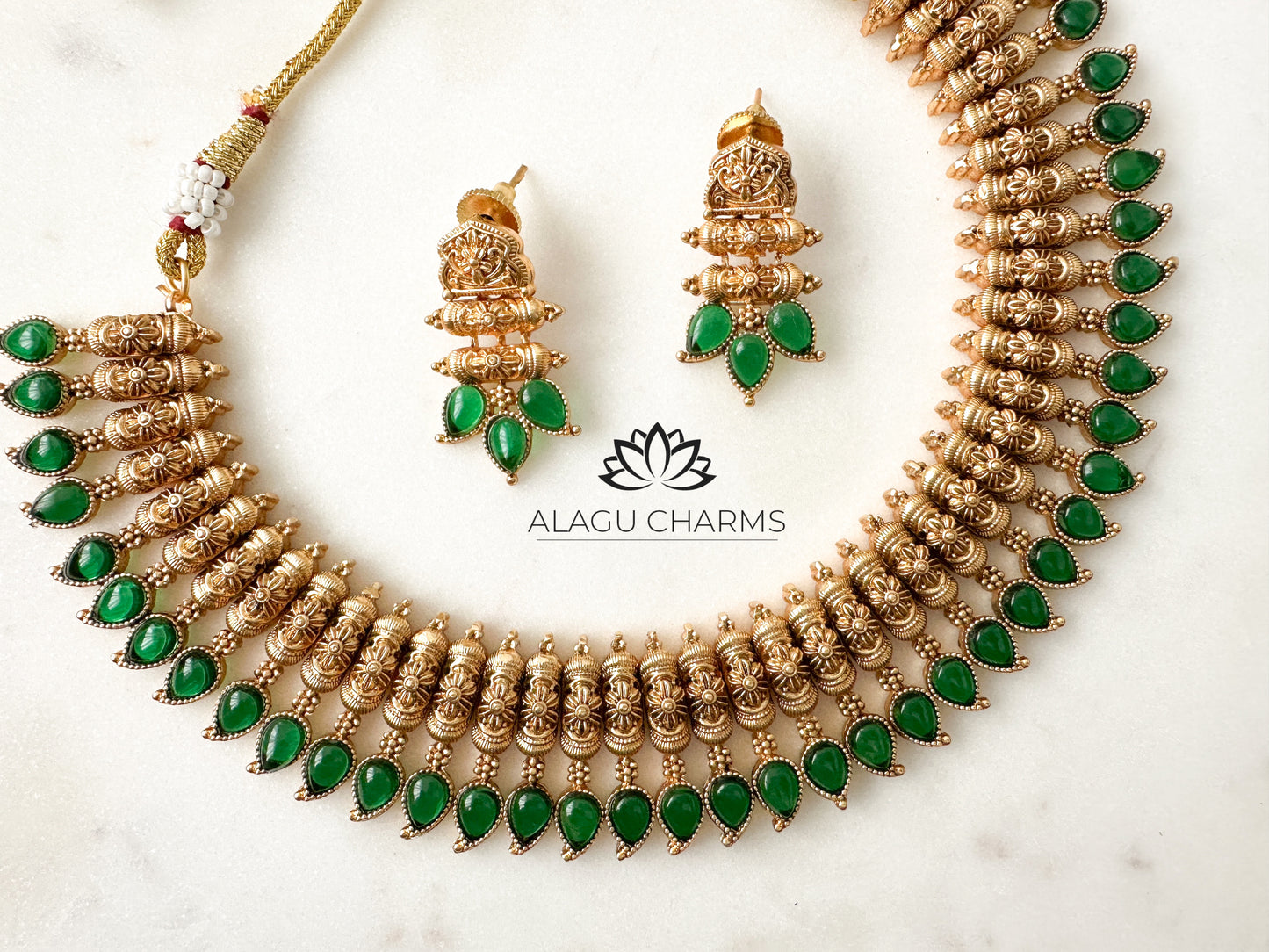 Antique Gold Indian jewellery with green stones in Germany 